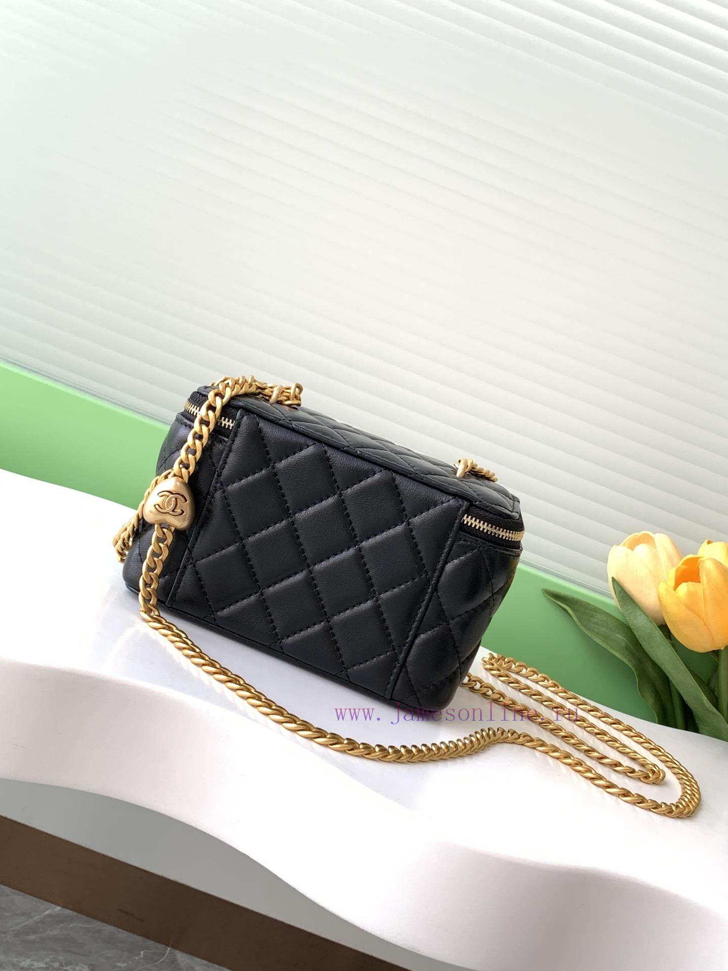 Chanel Bag The 24k box bag features the most beautiful heart-shaped adjustable buckle and ad d253viag - Image 4