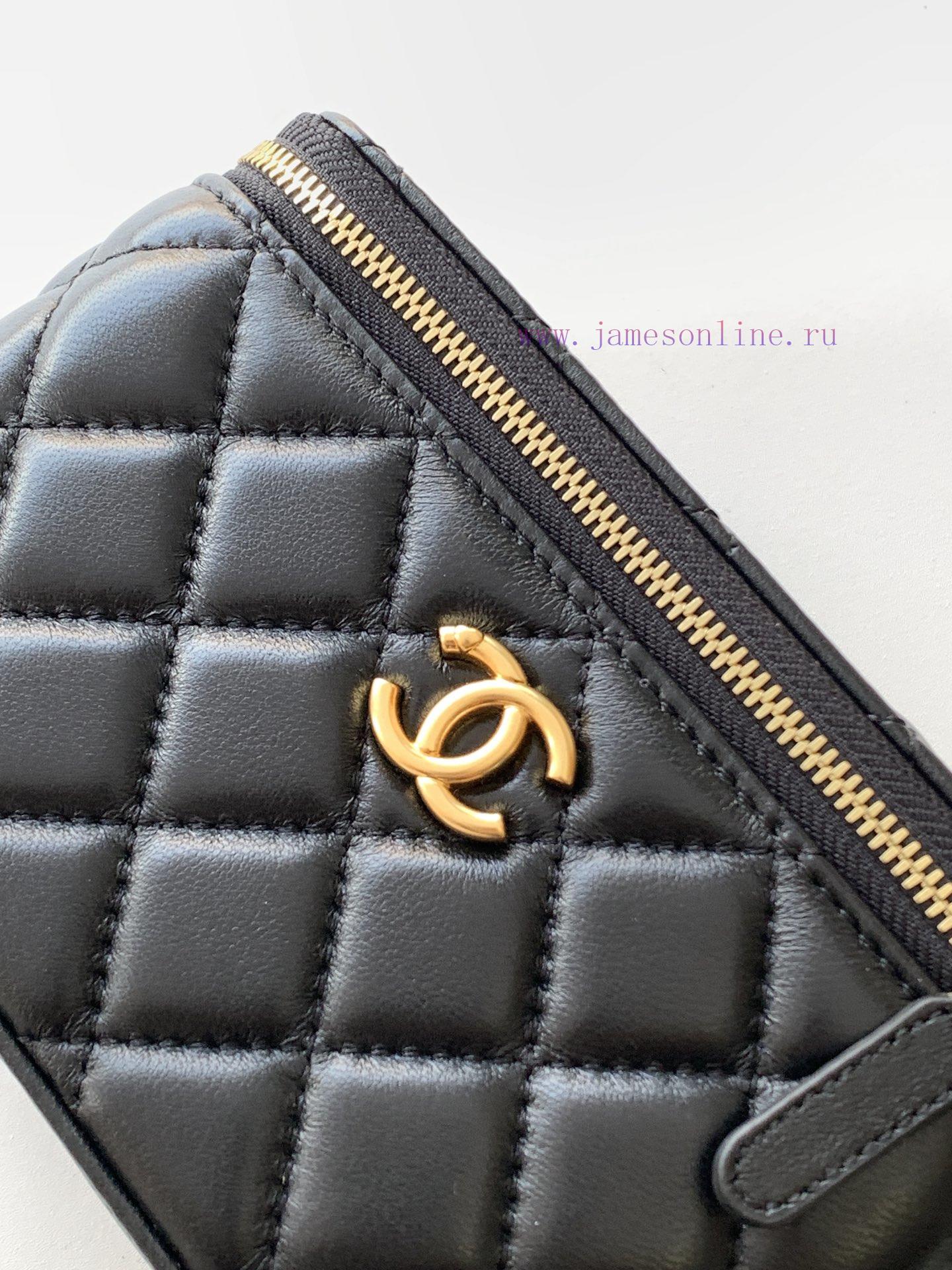 Chanel Bag The 24k box bag features the most beautiful heart-shaped adjustable buckle and ad d253viag - Image 6