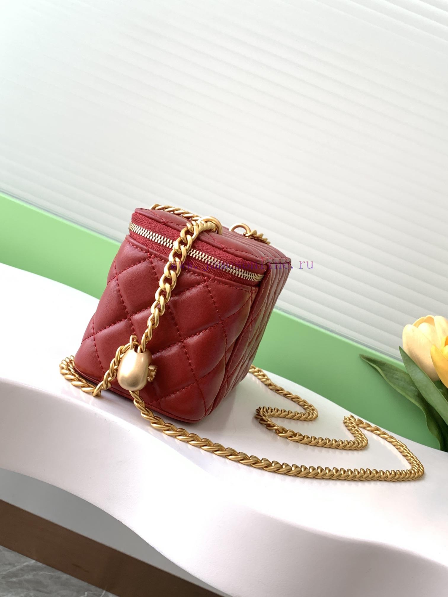 Chanel Bag The 24k box bag features the most beautiful heart-shaped adjustable buckle and ad moj45ke0 - Image 3