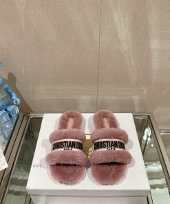 Hair pads are flat and pink in color-23Ss Autumn/Winter New Dior One Word Hairy Slippers Colnw3w0y30