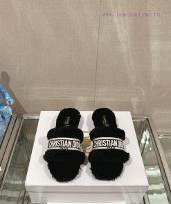 Hair pads are flat and black in color-23Ss Autumn/Winter New Dior One Word Hairy Slippers Coqsa67ce4