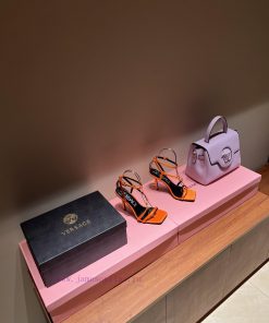 The most2023/fW/Versace: The Perfect Interpretation of Medusa|Very rich Italian style pairedfzf7ut0l