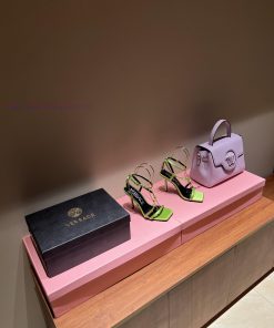 The most2023/fW/Versace: The Perfect Interpretation of Medusa|Very rich Italian style pairedcs9v16fk