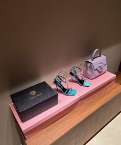 The most2023/fW/Versace: The Perfect Interpretation of Medusa|Very rich Italian style paired5pekexqf