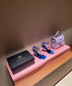 The most2023/fW/Versace: The Perfect Interpretation of Medusa|Very rich Italian style paireds6klhuzl