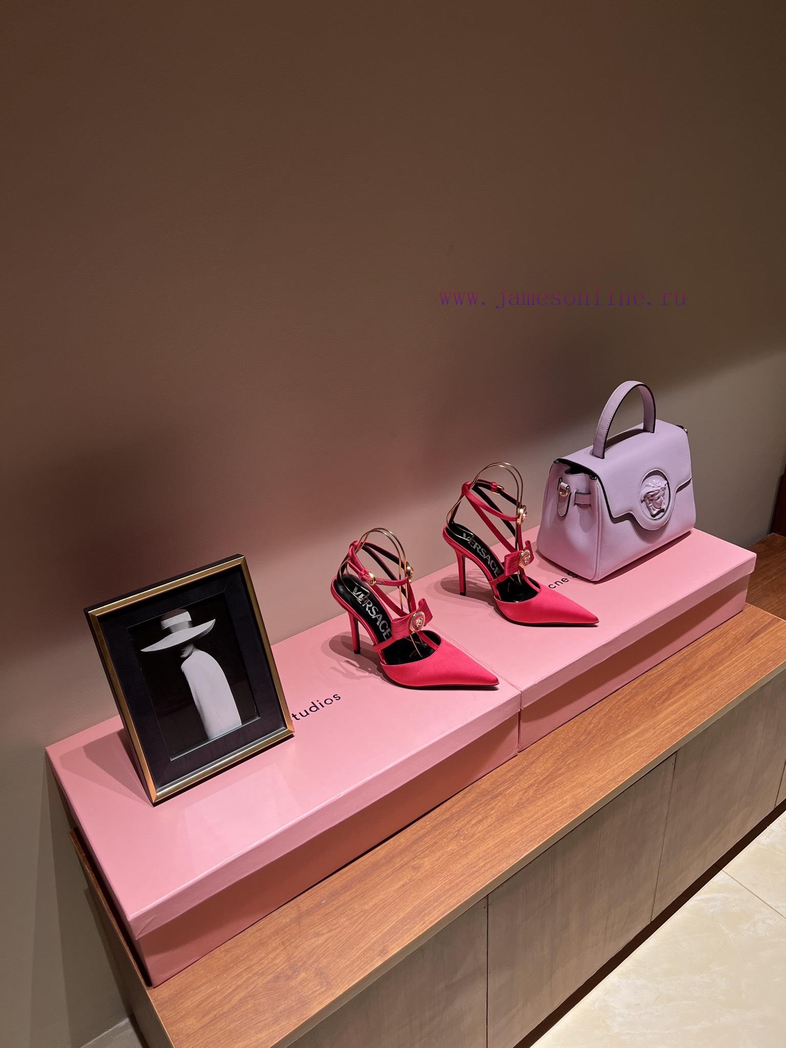 The most2023/fW/Versace: The Perfect Interpretation of Medusa|Very rich Italian style paired13bdk365