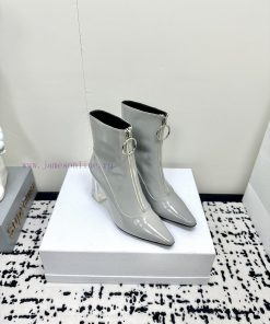 Versace is a top tier brand that is loved by many celebrities such as Gigi, Kendou, Miranda,6tch3xz0