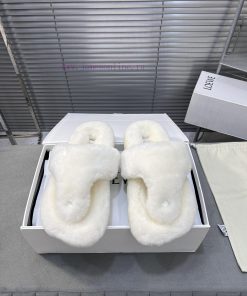 LOEWE's new fur slippers, Easy, with three petal shaped heads wrapped in full leather, are n5dcgpiit