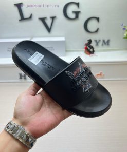 McQueen's latest thick soled one-piece slippers add a unique and charming power to the shoeshd4338k0