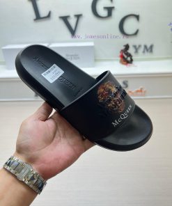 McQueen's latest thick soled one-piece slippers add a unique and charming power to the shoesnpiw13d3