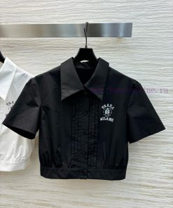 CC77558 Prada 25 Spring/Summer Logo Printed Pleated Short Shirt Paired With A Half Skirt A Cool m6nyk58n