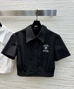 CC77558 Prada 25 Spring/Summer Logo Printed Pleated Short Shirt Paired With A Half Skirt A Cool j13e3vdn