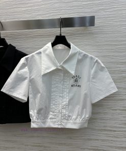 CC77558 Prada 25 Spring/Summer Logo Printed Pleated Short Shirt Paired With A Half Skirt A Cool 4si6lojv