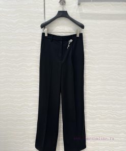 AK71581 Prada's Smart And Stylish Outfit Features A Bell Orchid Crystal Diamond Brooch Decorati ghkhux9n