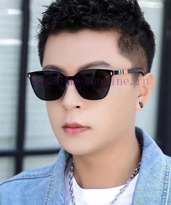 Burberry's new one-piece driving mirror sunglasses are a must-have for travel, with multipleemwqjid2