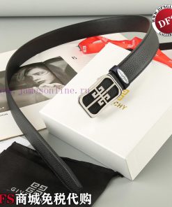 High end quality, physical photographyComes with a complete set of packagingGivenchy Oversea r406sgml