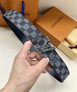 This LV Initiales double-sided belt focuses on the classic Damier grid pattern, achieving a 17bc615y