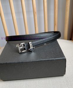 PRADA's elegant Saffiano belt showcases a feminine design with a soft and heartfelt triangul 3jz6tyg5