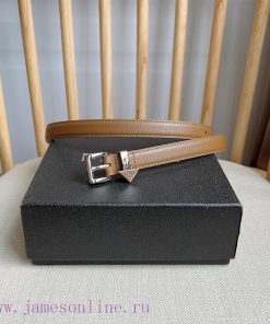 PRADA's elegant Saffiano belt showcases a feminine design with a soft and heartfelt triangul ac9xwefb