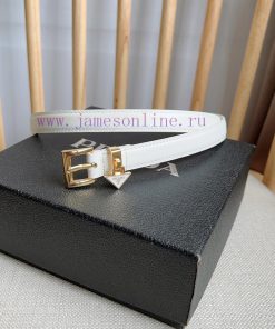 PRADA's elegant Saffiano belt showcases a feminine design with a soft and heartfelt triangul le6oglu6