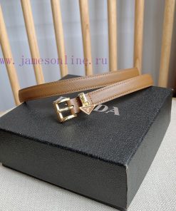 PRADA's elegant Saffiano belt showcases a feminine design with a soft and heartfelt triangul mkwdgq0b