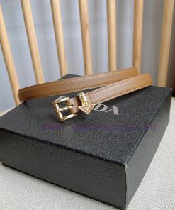 PRADA's elegant Saffiano belt showcases a feminine design with a soft and heartfelt triangul u72bja17