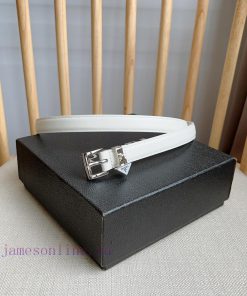 PRADA's elegant Saffiano belt showcases a feminine design with a soft and heartfelt triangul sd5n0t7b