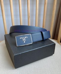 PRADA's versatile accessory features a minimalist yet sophisticated design. The elegant Saff 74wvkwxo