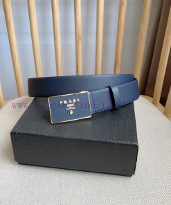 PRADA's versatile accessory features a minimalist yet sophisticated design. The elegant Saff rs2hkysm