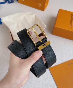 The LV Taurillon calf leather belt features a LV logo metal ring design, suitable for casual yre5yziy