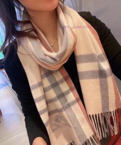 Loro Piana's Autumn and Winter New Product: Premium Cashmere Water Ripple Grid Scarf. Even f47xkm75e