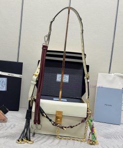 New product 1BD378 large sizeThis new Soft Sound handbag is made of soft leather on both theiewnn333