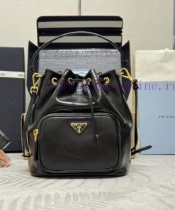 This bucket bag is made of imported wrinkled cowhide fabric, top-notch hardware, and comes wlina1n4g