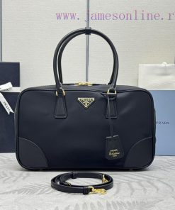 The new vintage bag 1BB114 large with shoulder strap is made of recycled nylon and incorpora1pmmnjhg