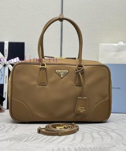 The new vintage bag 1BB114 large with shoulder strap is made of recycled nylon and incorporanjs23lms