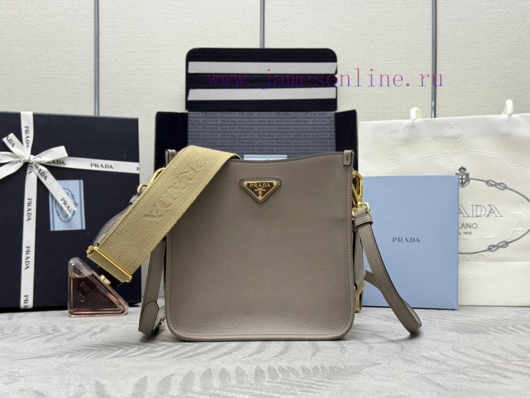 P Home's new shoulder bag 1BH220 has arrived. Tote bag is a leather shoulder bag with a simpr99jgze1