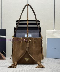 The new frosted leather bucket bag 1BE079 suede has arrived, with a detachable and adjustabl11j3w7qh