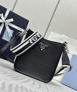 The new shoulder bag 1BH191 has arrived with two shoulder straps. This leather mini shoulderonnj7xex