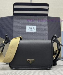 The new crossbody bag with 1BD372 shoulder strap has arrived. The Lindy shoulder strap is marmtt09za