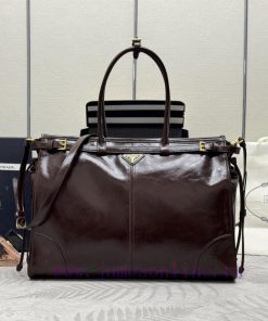 Lux Soft Oil Wax Leather 1BA439 Large 42cm Deep Coffee ColorThis crossbody bag is made of imk5ms8gpe