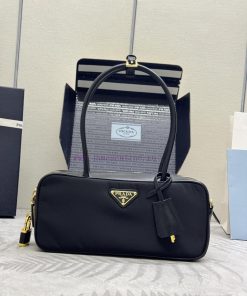 The new 1BB133 nylon lock bagThis Tessuto Tucker handbag has a sleek and compact design, mad6109lefb