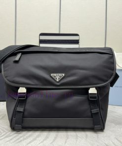 This new mailman bag 2VD052A is designed with recycled nylon yarn Re Nylon material, featuriar9xdts8