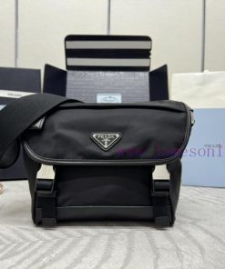 This new small-sized mailman bag 2VD066 is designed with recycled nylon yarn Re Nylon materi9v9ofonv