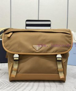 This new mailman bag 2VD052A is designed with recycled nylon yarn Re Nylon material, featurij6jyd38k