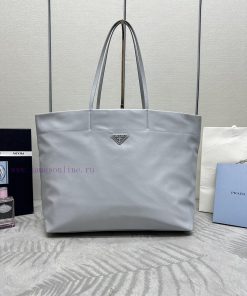 The new shopping bag 1BG107 is a medium-sized tote bag made of innovative recycled nylon fabdj54zvxb