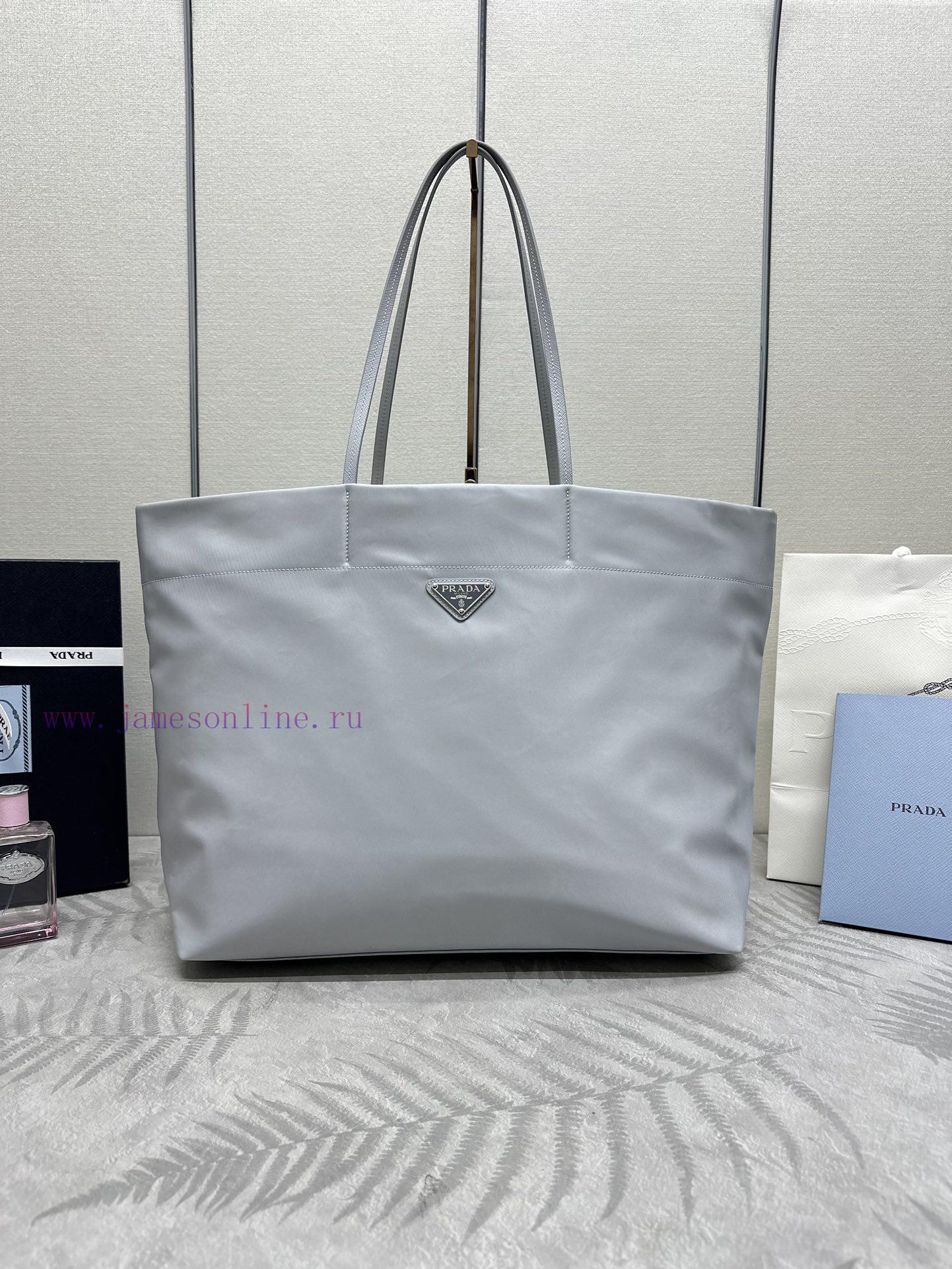 The new shopping bag 1BG107 is a medium-sized tote bag made of innovative recycled nylon fabdj54zvxb