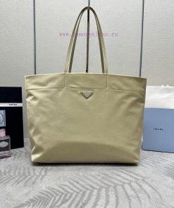 The new shopping bag 1BG107 is a medium-sized tote bag made of innovative recycled nylon fabcrsk8kiq