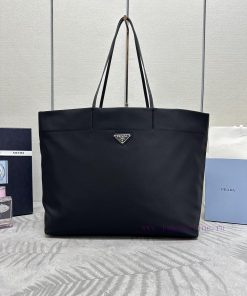 The new shopping bag 1BG107 is a medium-sized tote bag made of innovative recycled nylon fab8e7sge3u