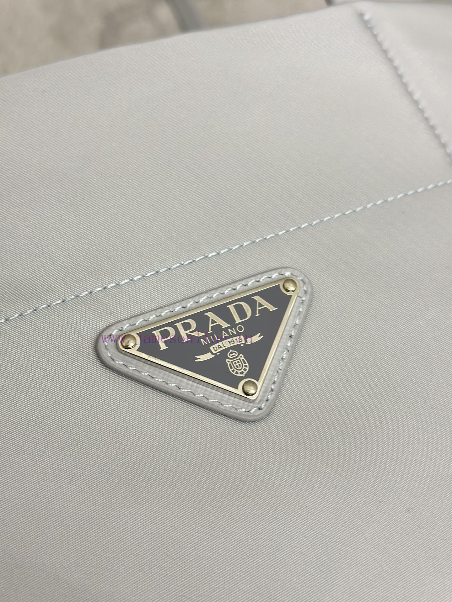 The new shopping bag 1BG107 is a medium-sized tote bag made of innovative recycled nylon fabdj54zvxb - Image 6