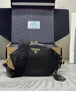 New crossbody bag, shoulder bag 1BH212. This leather mini handbag showcases contemporary chara4axoob